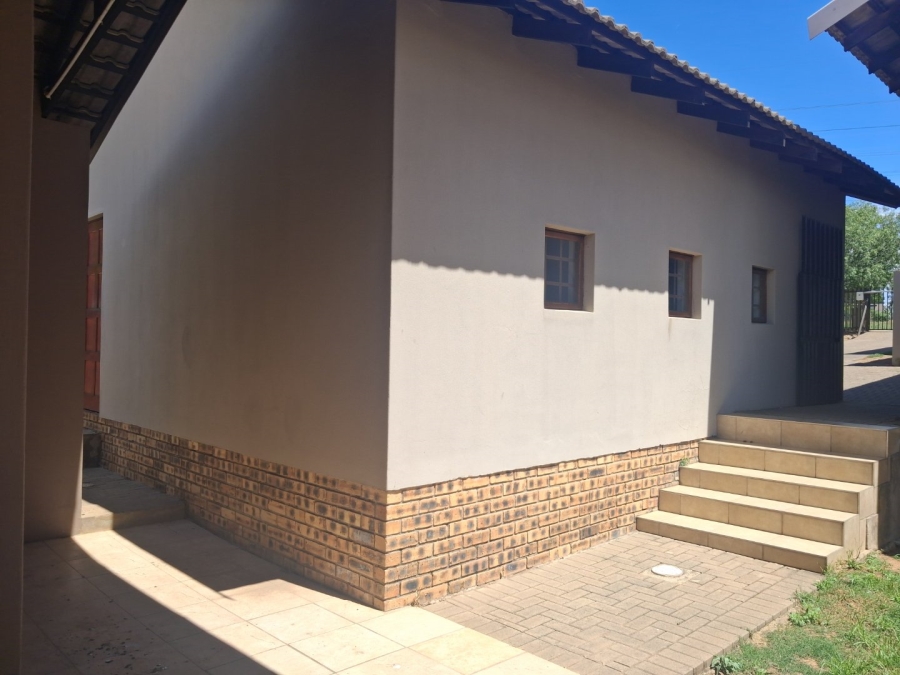To Let 3 Bedroom Property for Rent in Hillside Free State